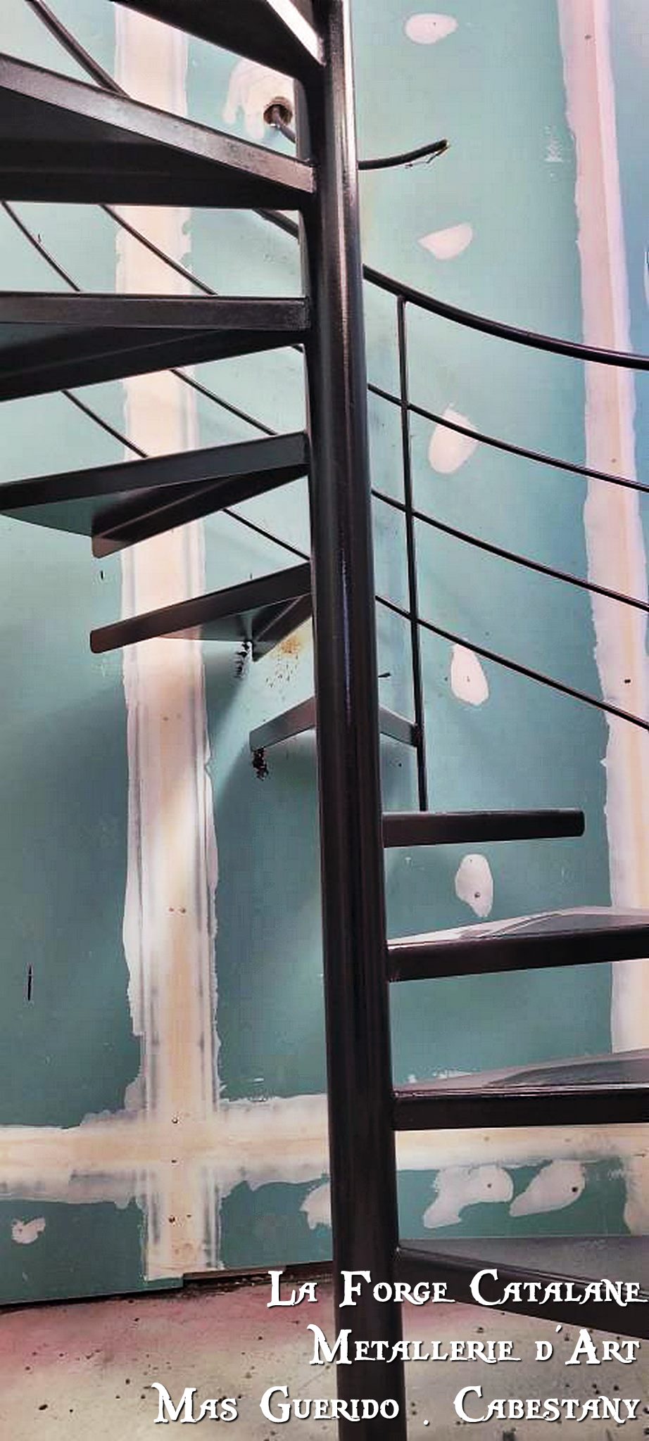 Escalier helicoidal rond marches pliees U forge catalane.jpg